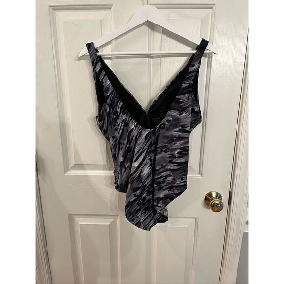 Miraclesuit Gray & Black Watercolor Front Ruched Swimsuit sz 16 EUC - Picture 3 of 8